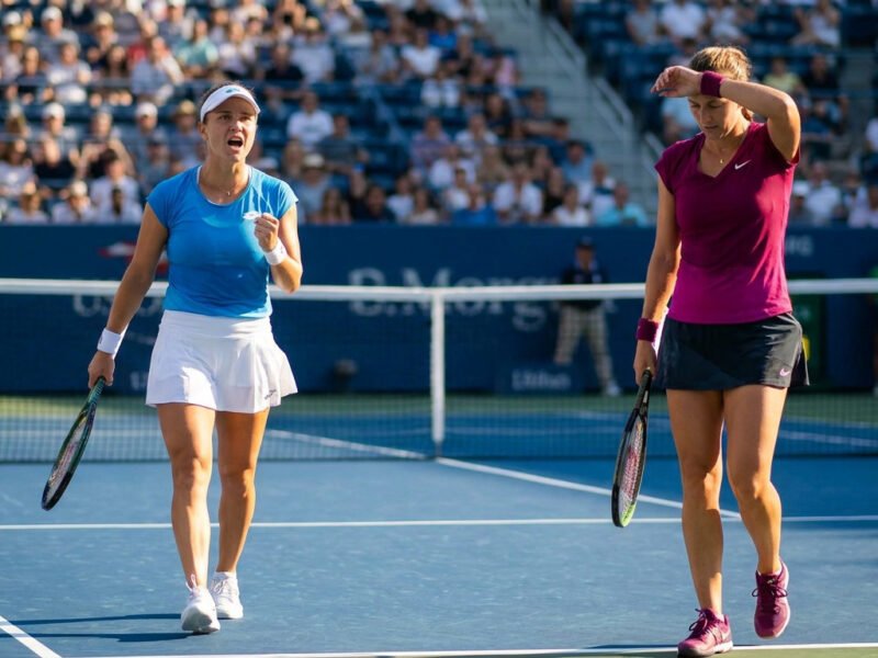 Jessica Pegula célèbre sa victoire contre Iga Swiatek sur le court de tennis devant une foule.