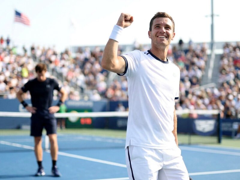Le joueur de tennis Jodar lève le poing en signe de victoire après avoir battu Arthur Fils sur un court extérieur.